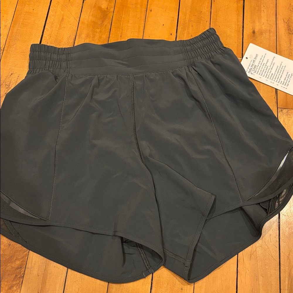 Lululemon Hotty Hot HR Short 4” lined, NWT size 6